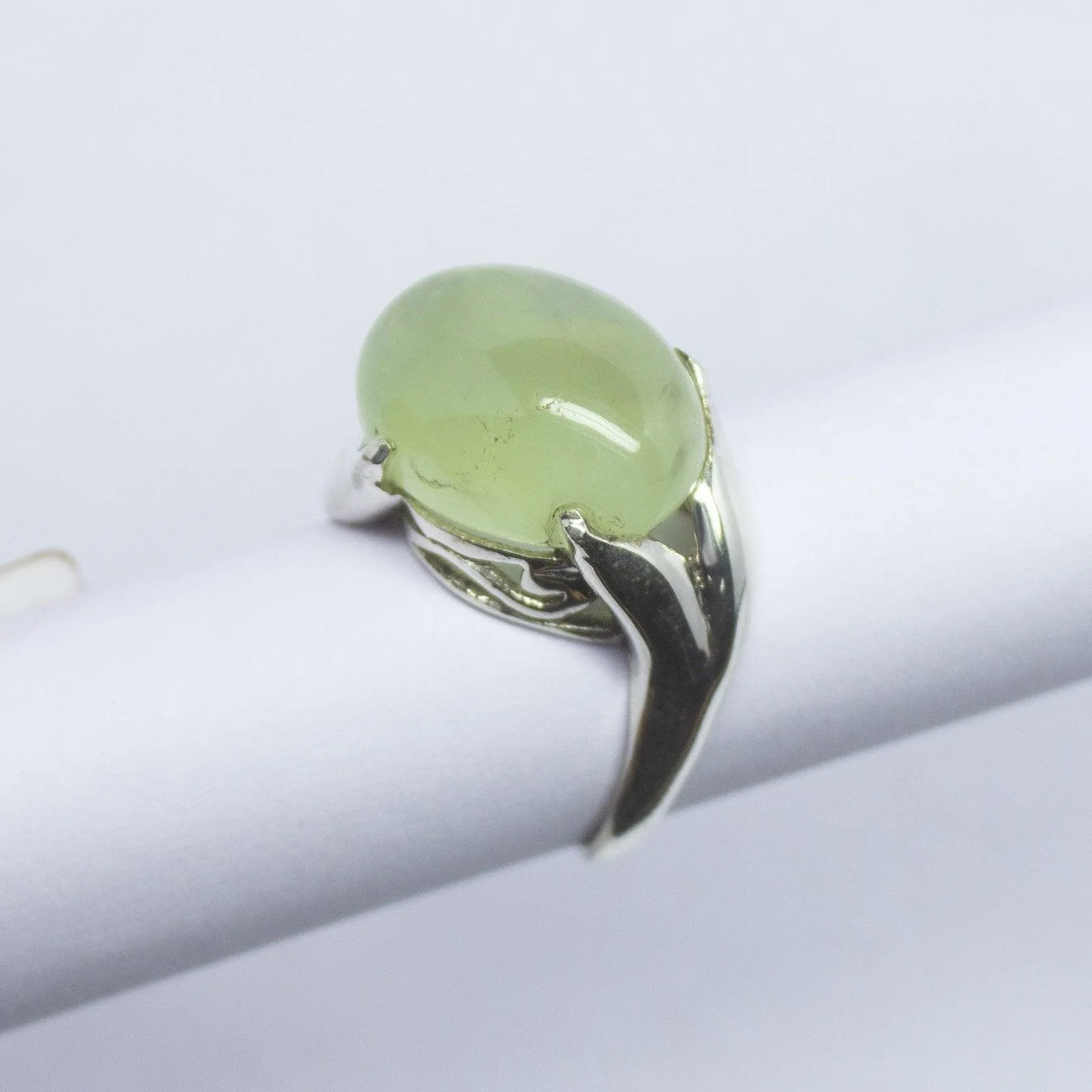 5.8g, Handmade Natural Prehnite Oval Cabochon 925 Sterling Silver Ring