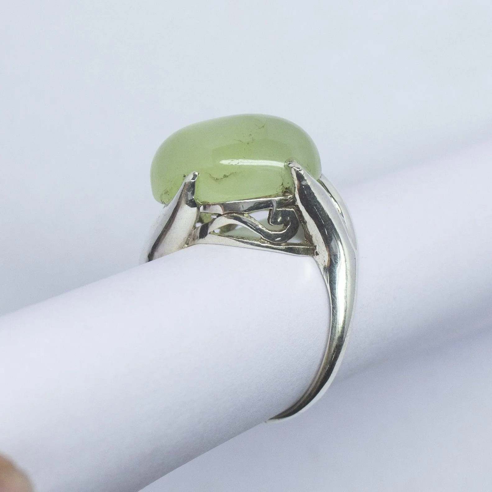 5.8g, Handmade Natural Prehnite Oval Cabochon 925 Sterling Silver Ring