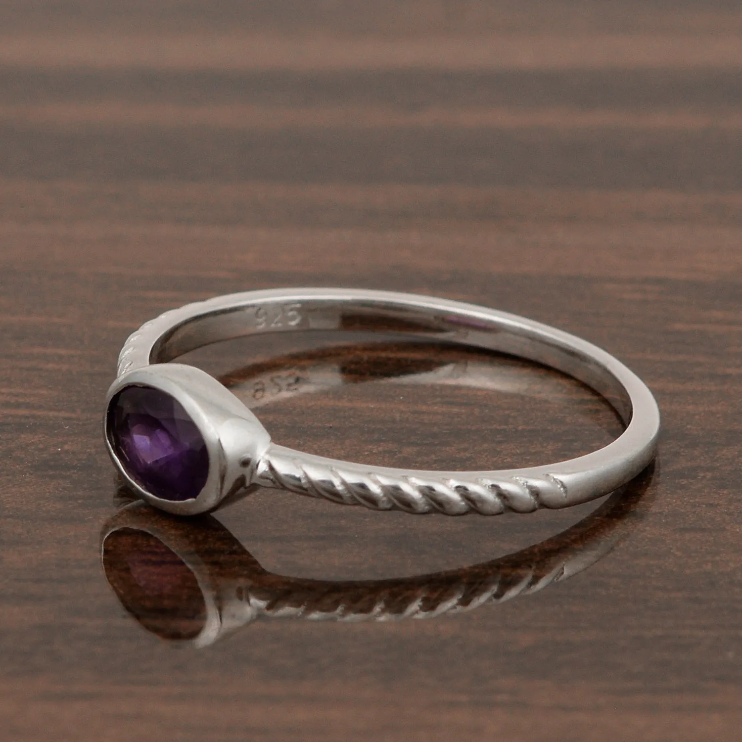 925 Sterling Silver Oval 0.35 Ctw Amethyst Stackable Ring