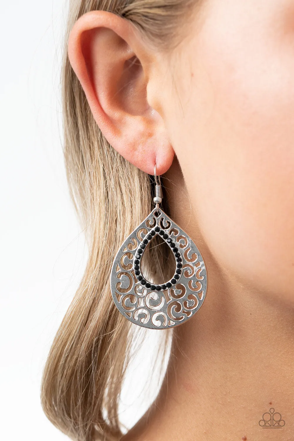 Airy Applique Black
Earrings Paparazzi