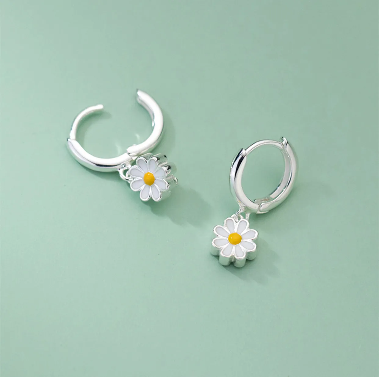 Daisy Flower Huggie earrings-SH061