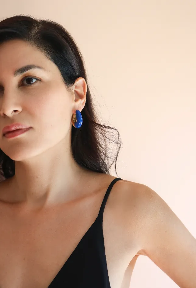 STATEMENT WAVE HOOPS WITH HALF ENAMEL