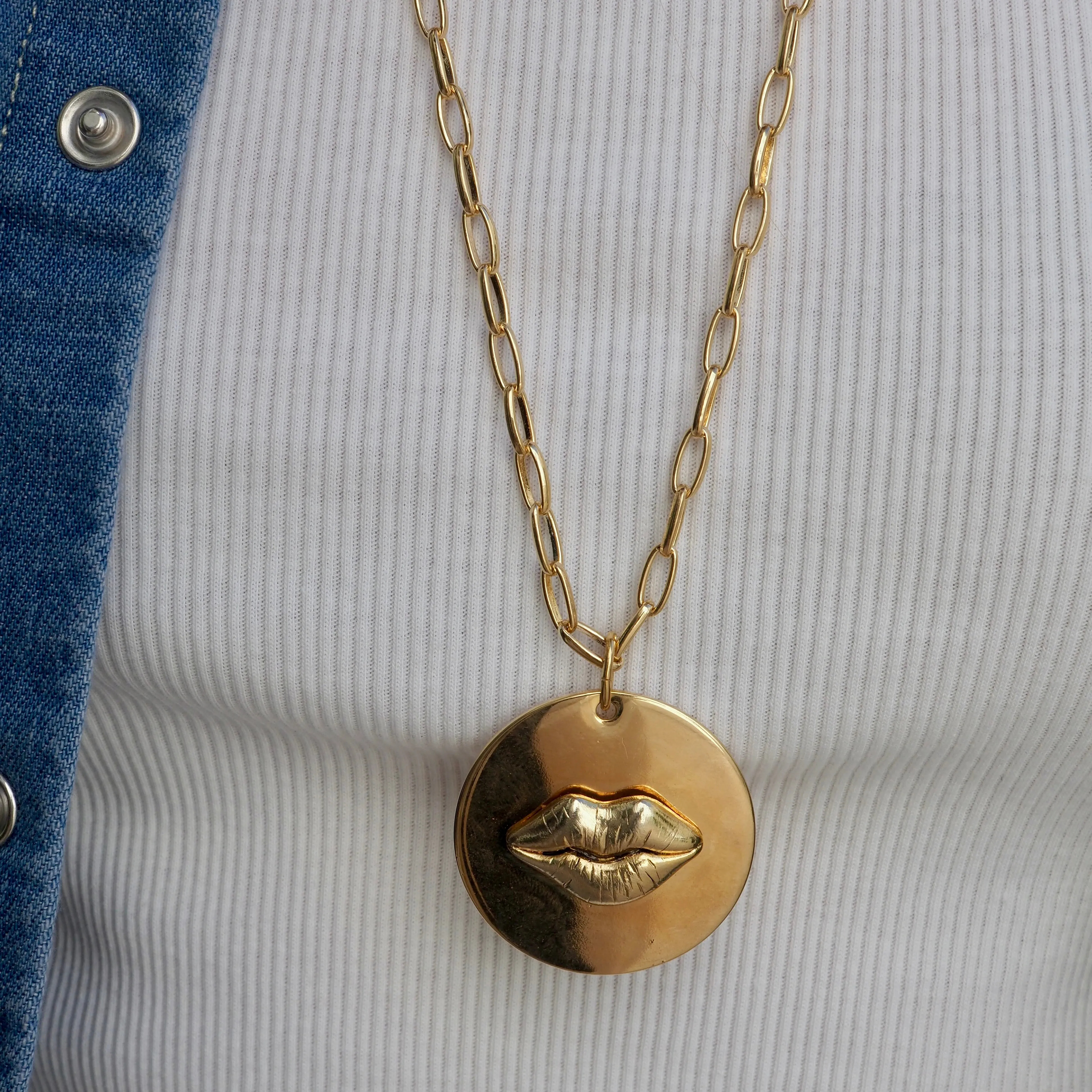 SYDNEY LIPS DISC NECKLACE