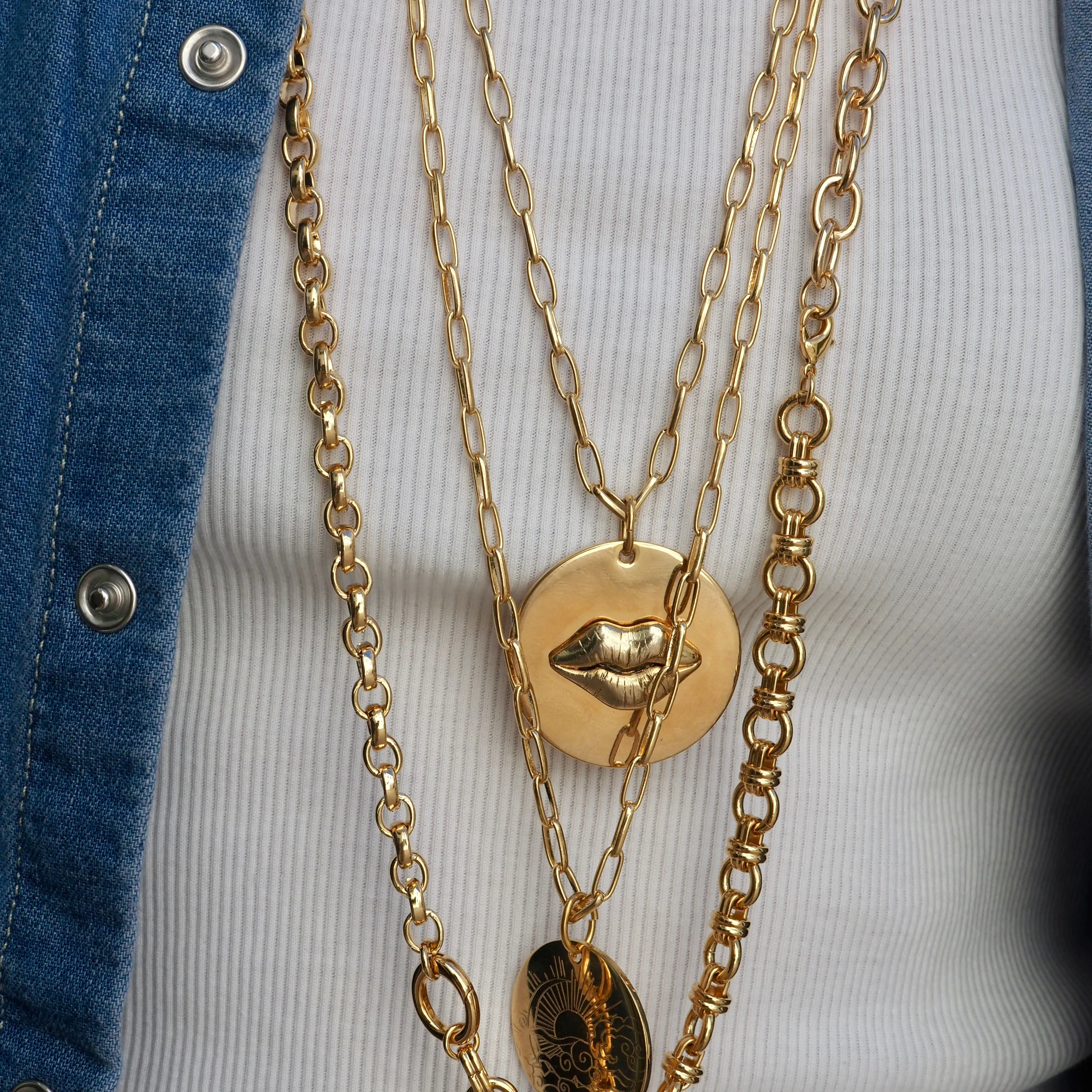 SYDNEY LIPS DISC NECKLACE